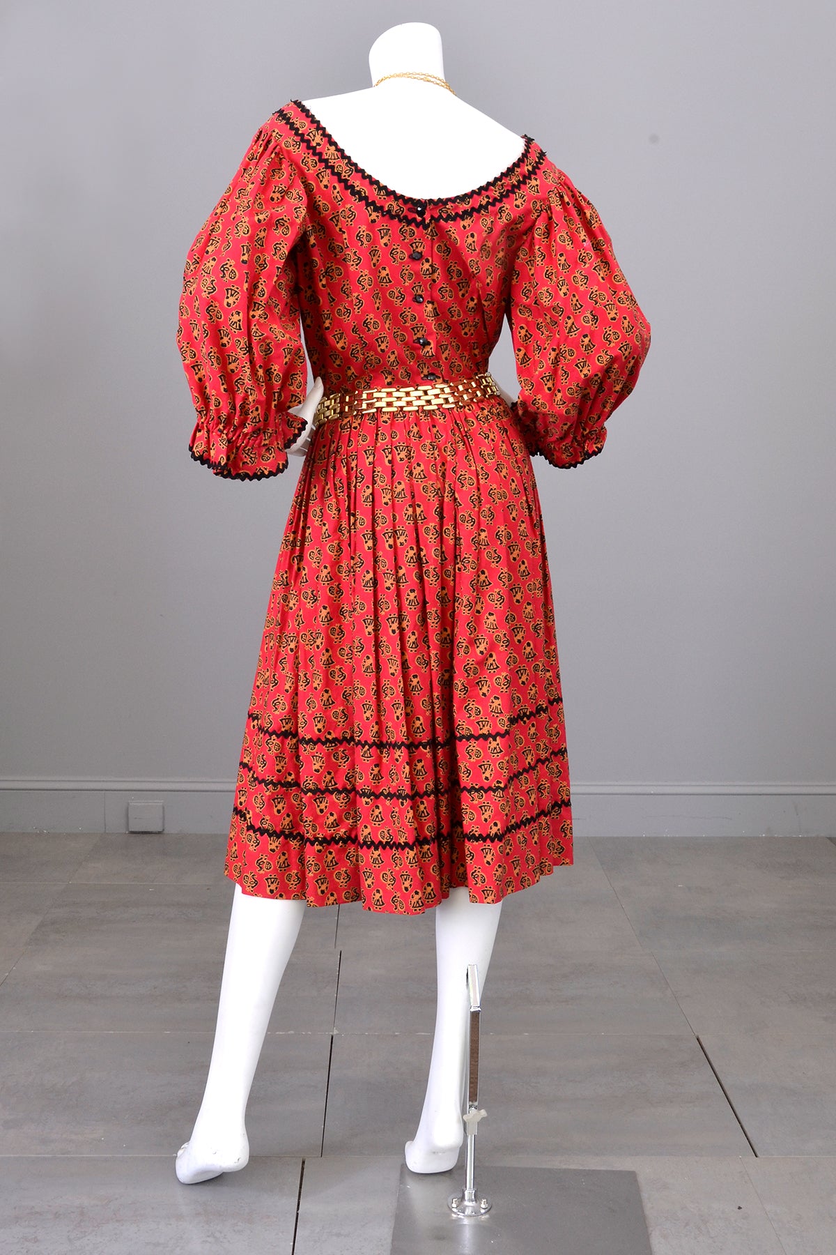 1950s Folklore Peasant Dress with Huge Poet Sleeves and Figural Novelty Print | Vintage Festival Folk Dress