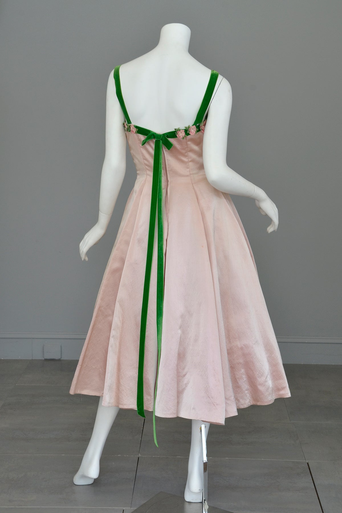 1950s Pale Pink Embroidered Flowers Trim Party Prom Dress | VintageVirtuosa 1950s Pale Pink Embroidered Flowers Trim Party Prom Dress | VintageVirtuosa
