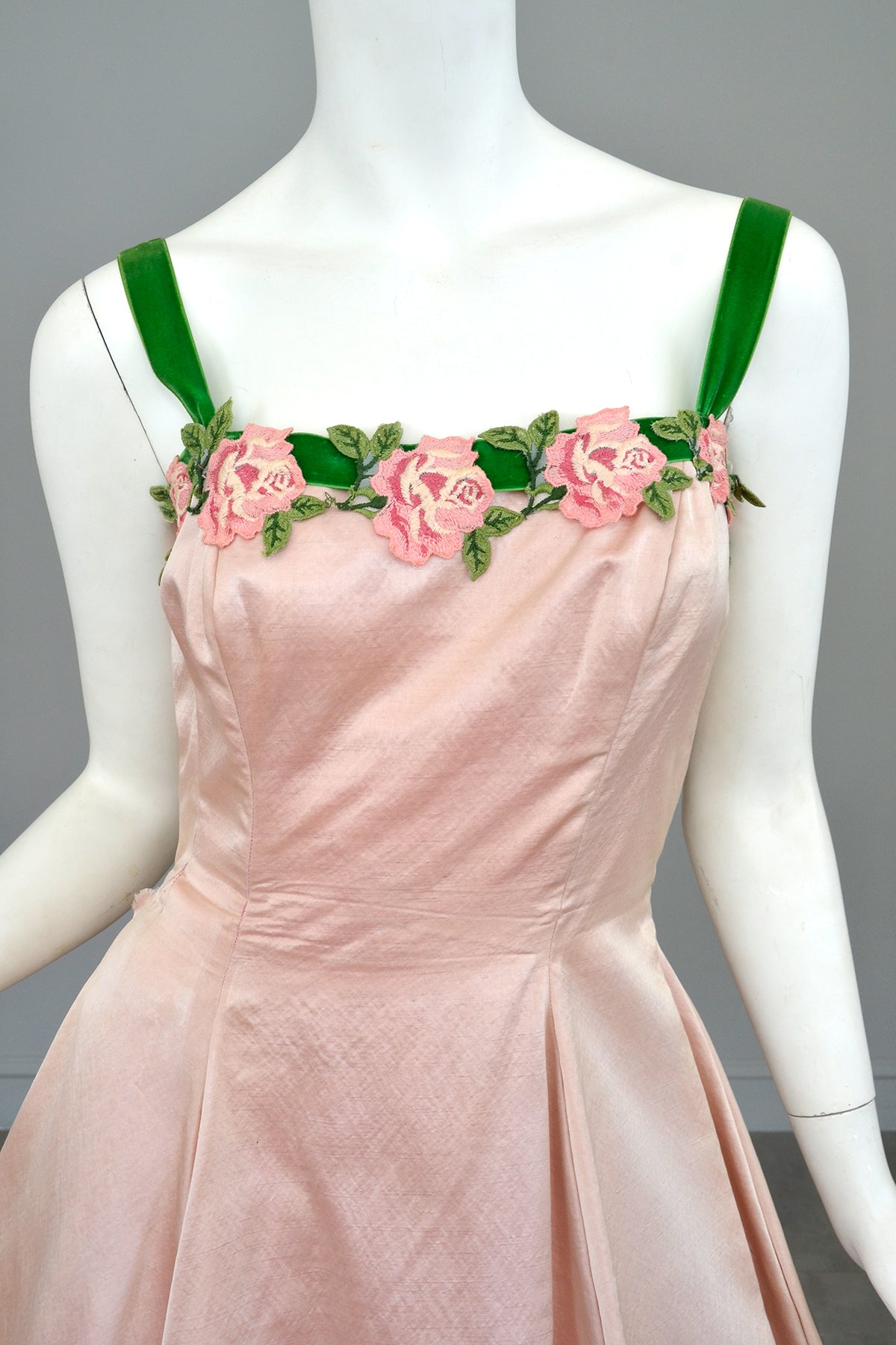 1950s Pale Pink Embroidered Flowers Trim Party Prom Dress | VintageVirtuosa 1950s Pale Pink Embroidered Flowers Trim Party Prom Dress | VintageVirtuosa