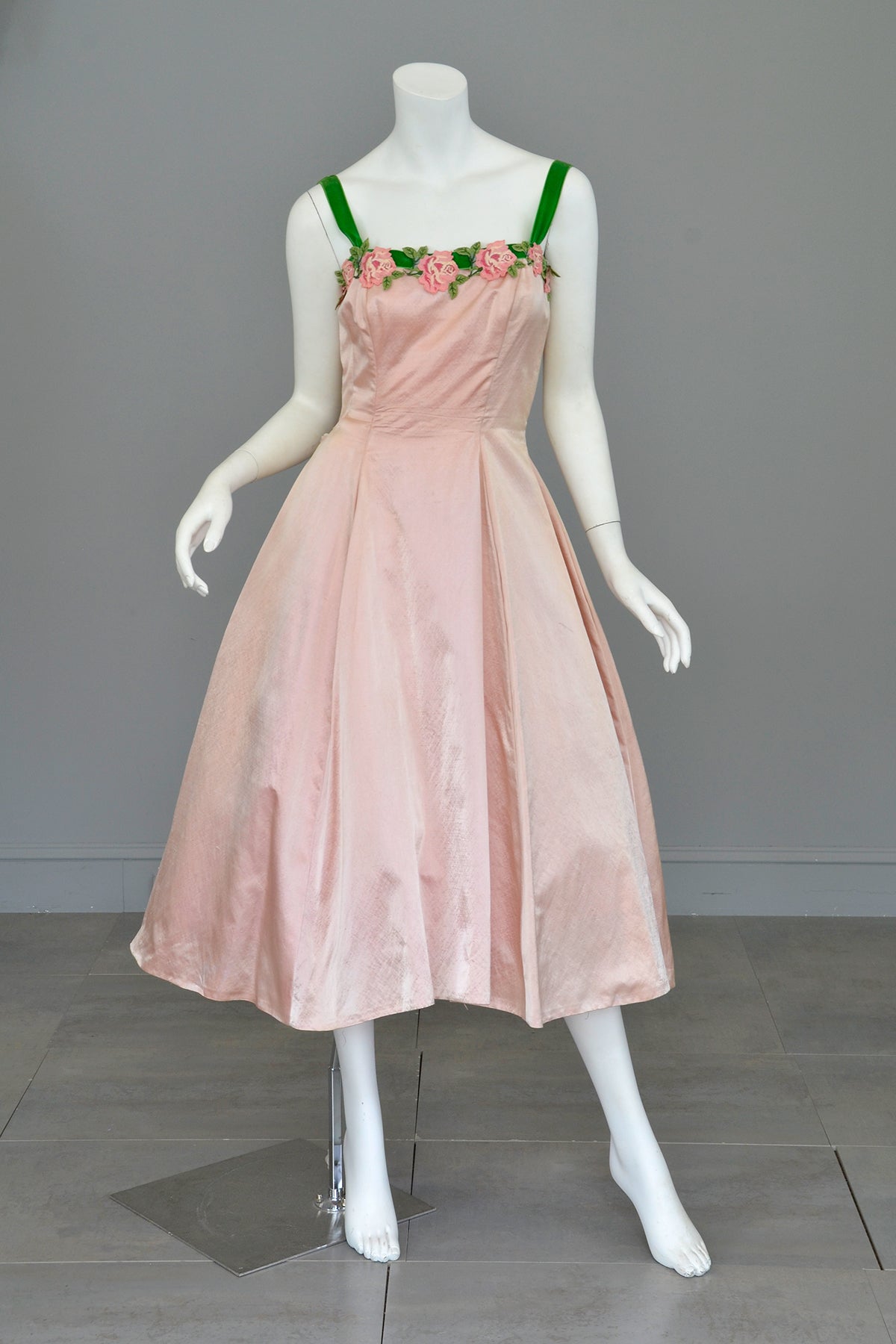 1950s Pale Pink Embroidered Flowers Trim Party Prom Dress | VintageVirtuosa 1950s Pale Pink Embroidered Flowers Trim Party Prom Dress | VintageVirtuosa