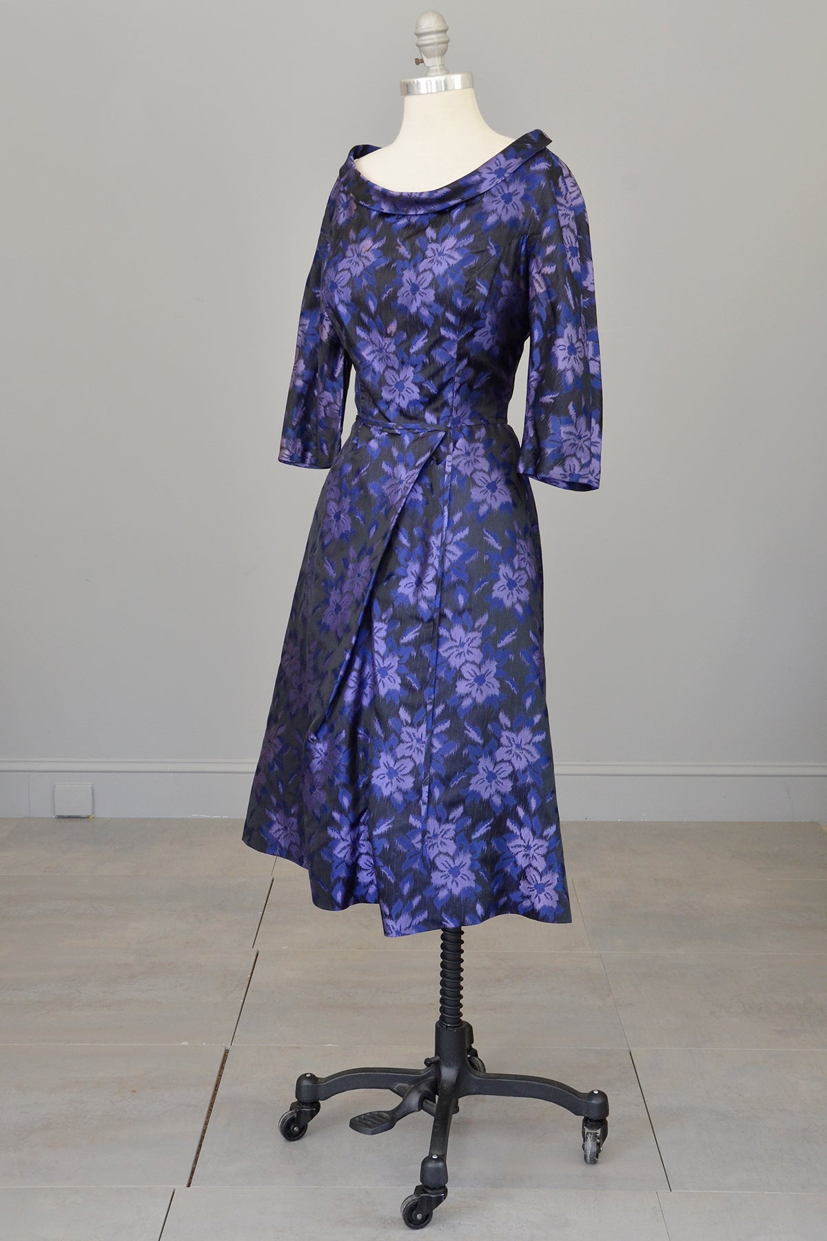 1950s 60s Black Purple Floral Print Office Party Dress | VintageVirtuosa 1950s 60s Black Purple Floral Print Office Party Dress | VintageVirtuosa