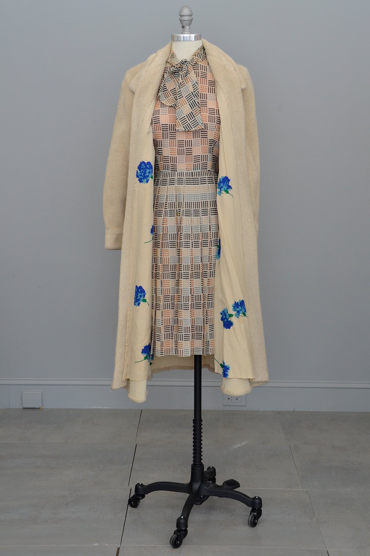 1970s does 1950s Geometric Retro Print Shirtwaist Dress