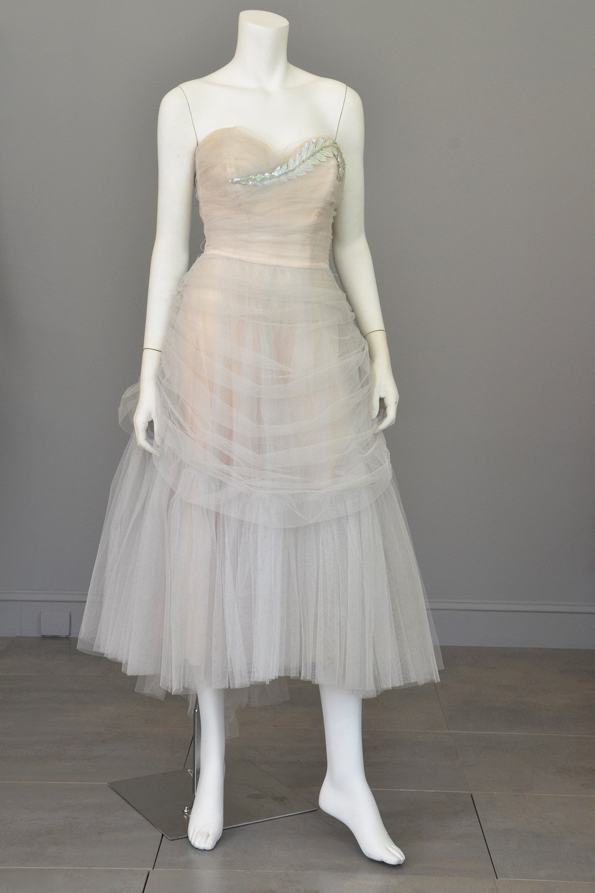 Vintage 1950s Tulle Draped Sequin Leaf Vintage Prom Dress Wedding Dres Vintage 1950s Tulle Draped Sequin Leaf Vintage Prom Dress Wedding Dres