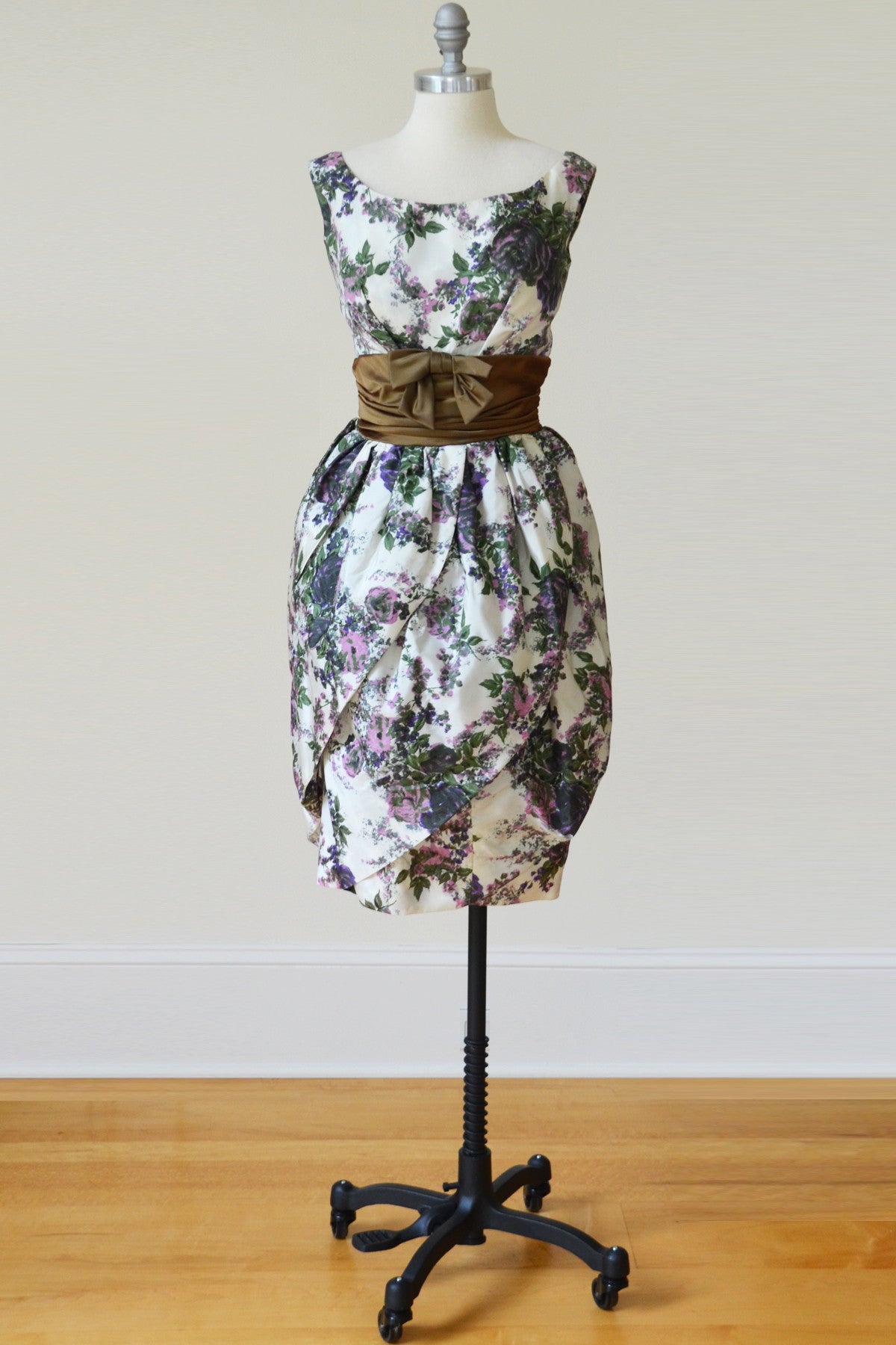 Vavoom! Mad Men 1960s Tulip Hem Vintage Cocktail Dress Floral Print Ta | VintageVirtuosa Vavoom! Mad Men 1960s Tulip Hem Vintage Cocktail Dress Floral Print Ta | VintageVirtuosa