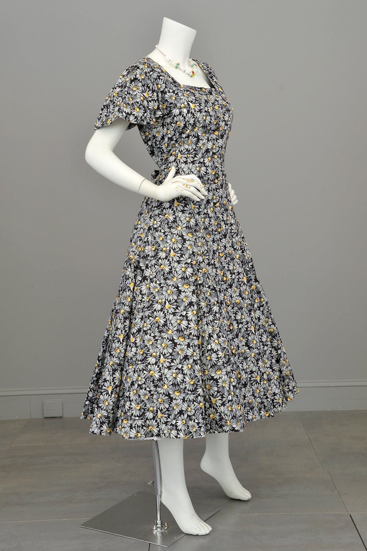 1970s Black Grey Yellow Daisy Print Full Skirt Button Front Peasant Dr 1970s Black Grey Yellow Daisy Print Full Skirt Button Front Peasant Dr