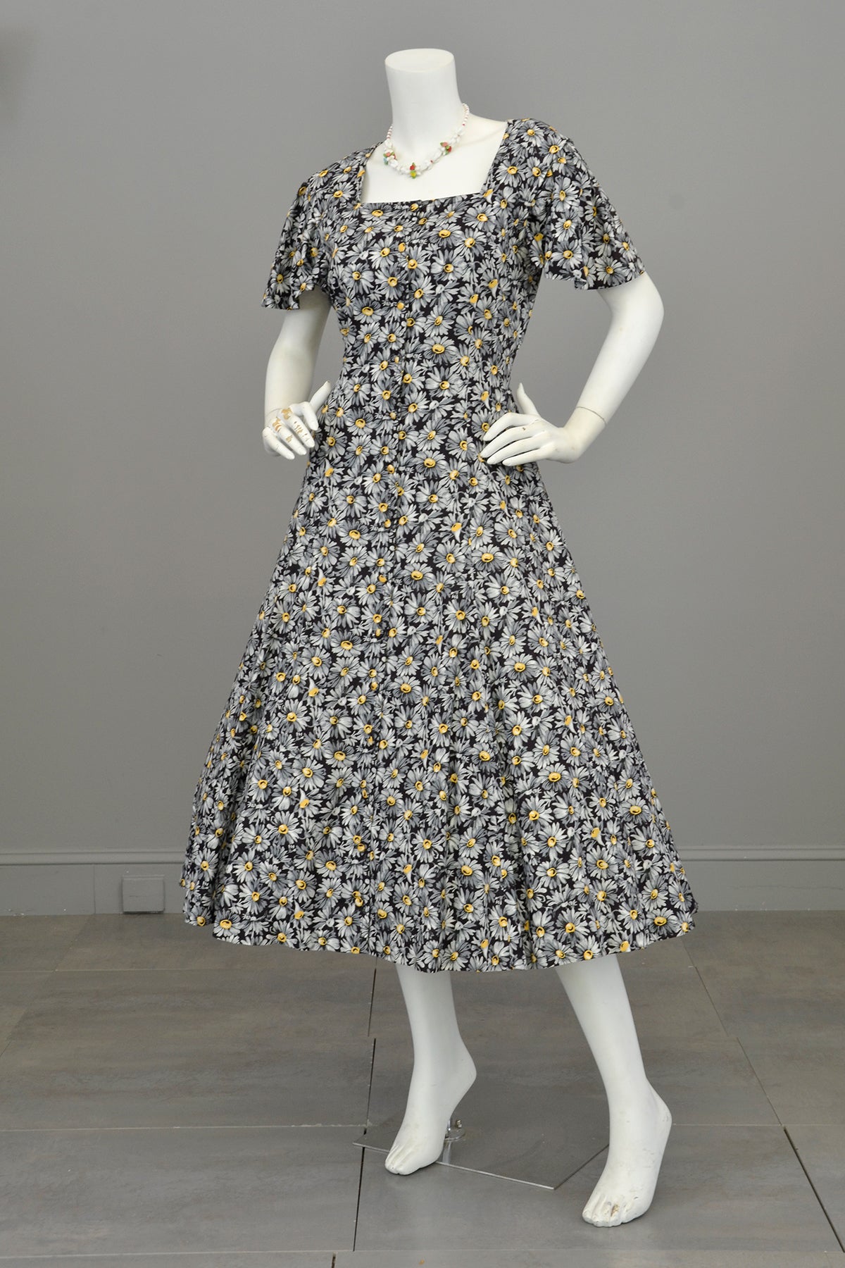 1970s Black Grey Yellow Daisy Print Full Skirt Button Front Peasant Dr | VintageVirtuosa 1970s Black Grey Yellow Daisy Print Full Skirt Button Front Peasant Dr | VintageVirtuosa