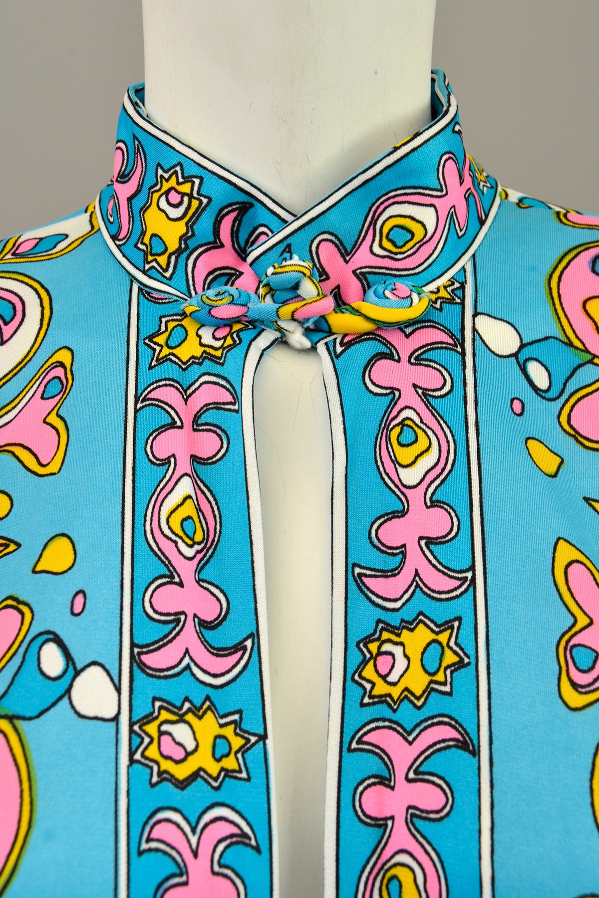 1970s Retro Stylized 'Floral' Print Jersey Festival Robe
