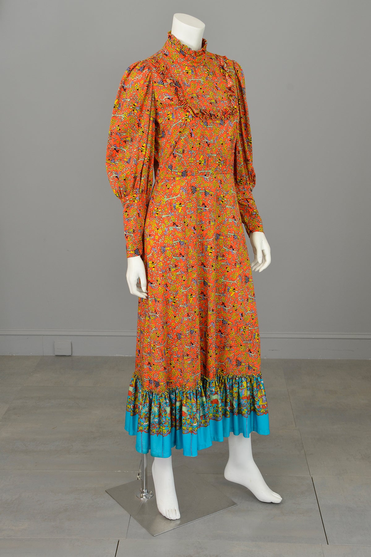 1970s Novelty Folk Print Vintage Folklore Peasant Prairie Dress w Mutt | VintageVirtuosa 1970s Novelty Folk Print Vintage Folklore Peasant Prairie Dress w Mutt | VintageVirtuosa