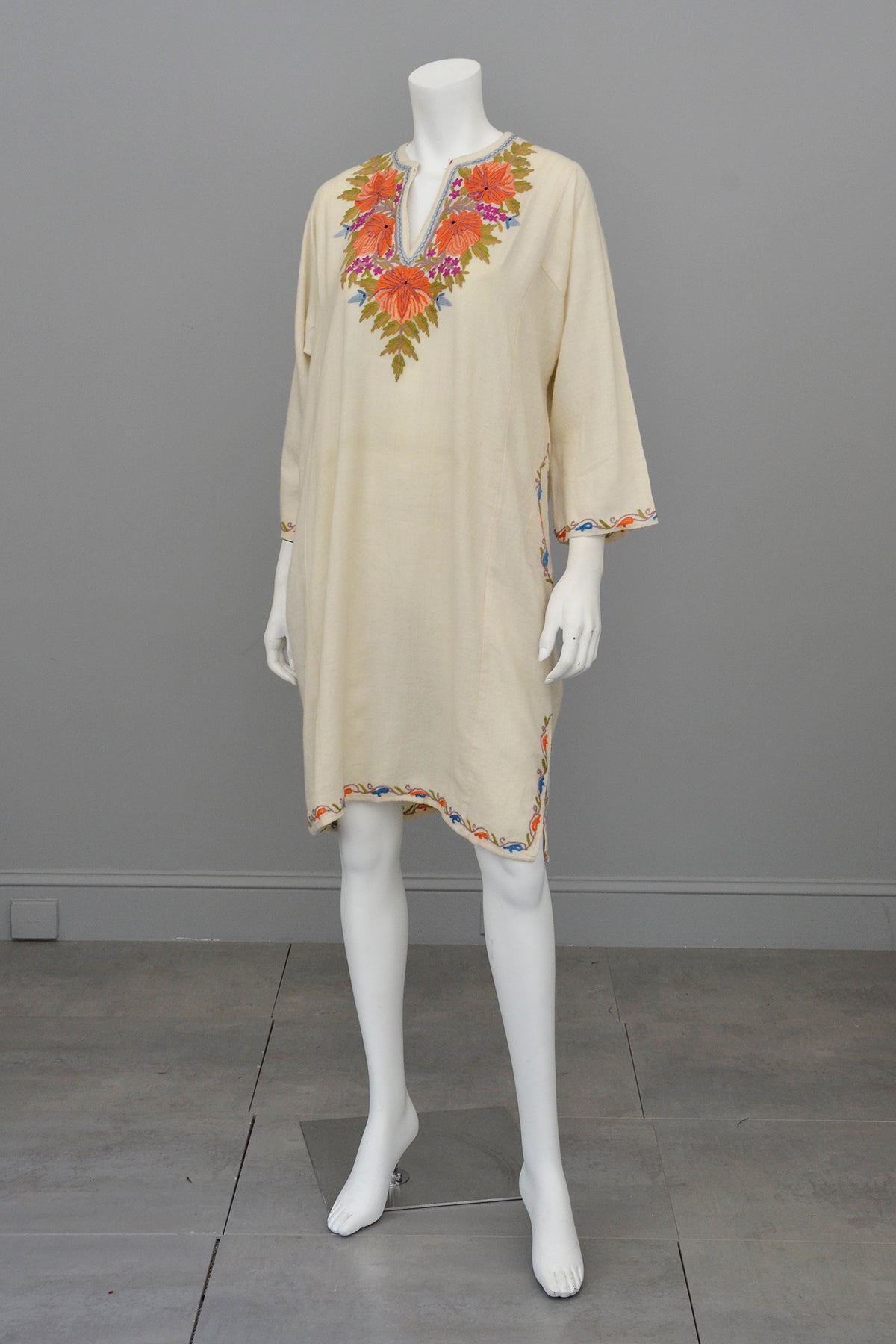 1970s Embroidered Off-White Wool Tunic Caftan Dress, Size L | VintageVirtuosa 1970s Embroidered Off-White Wool Tunic Caftan Dress, Size L | VintageVirtuosa