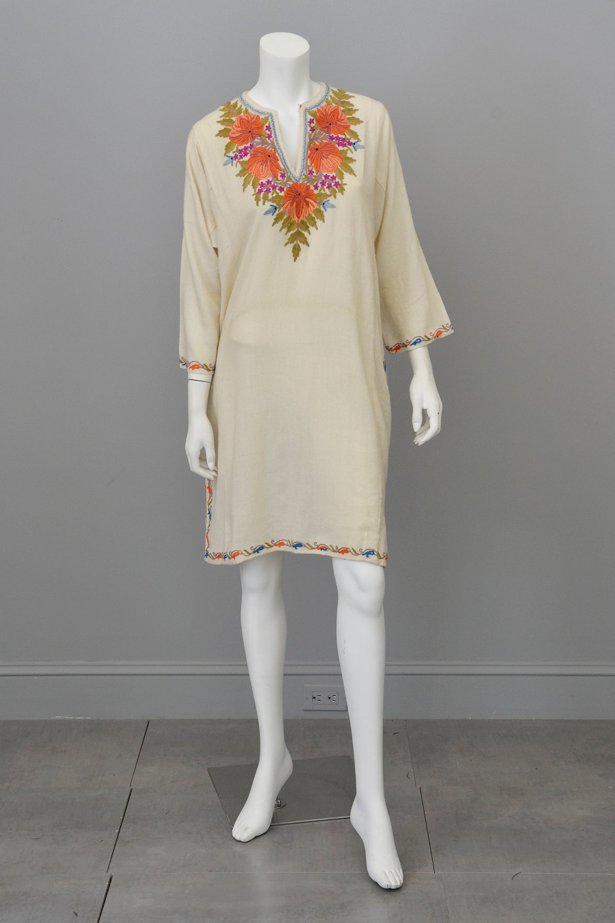 1970s Embroidered Off-White Wool Tunic Caftan Dress, Size L | VintageVirtuosa 1970s Embroidered Off-White Wool Tunic Caftan Dress, Size L | VintageVirtuosa