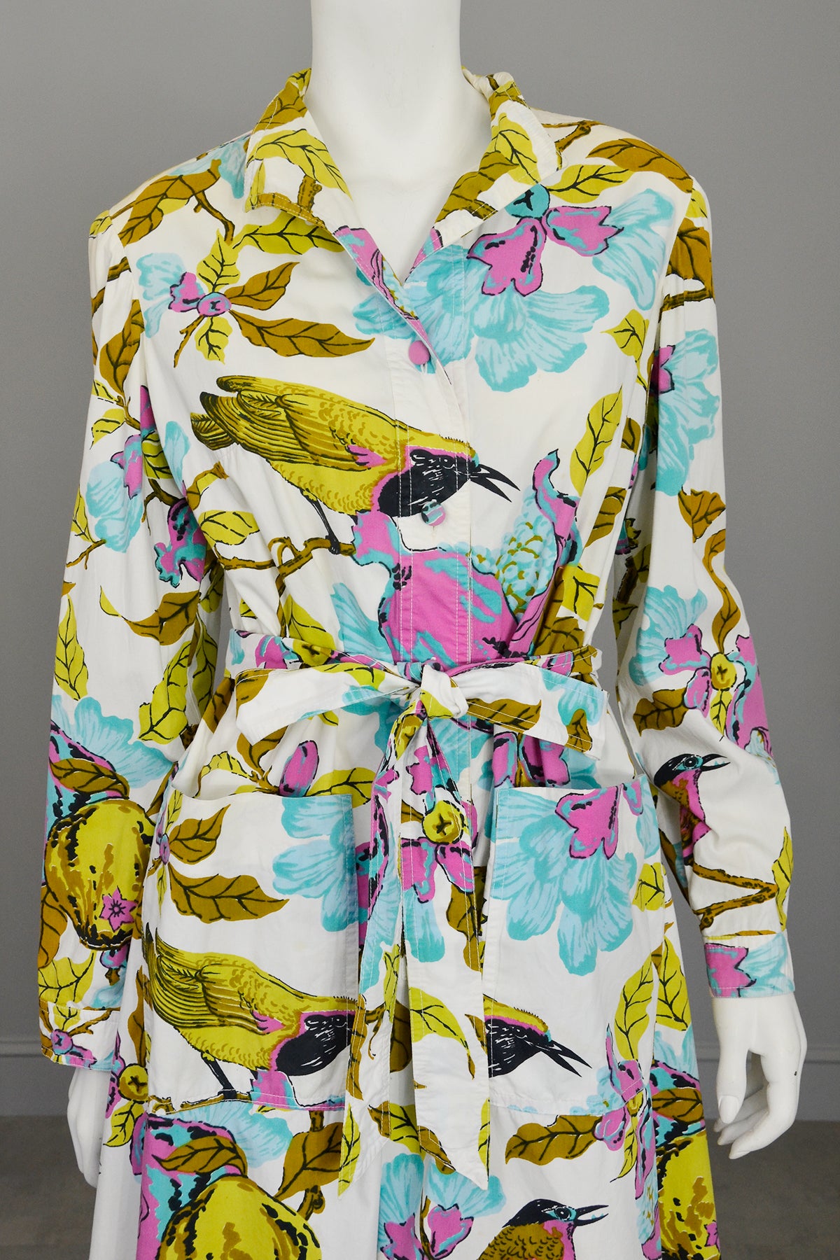 1970s White Cotton Bird Print Shirt Dress Novelty Print Dress, Large 1970s White Cotton Bird Print Shirt Dress Novelty Print Dress, Large