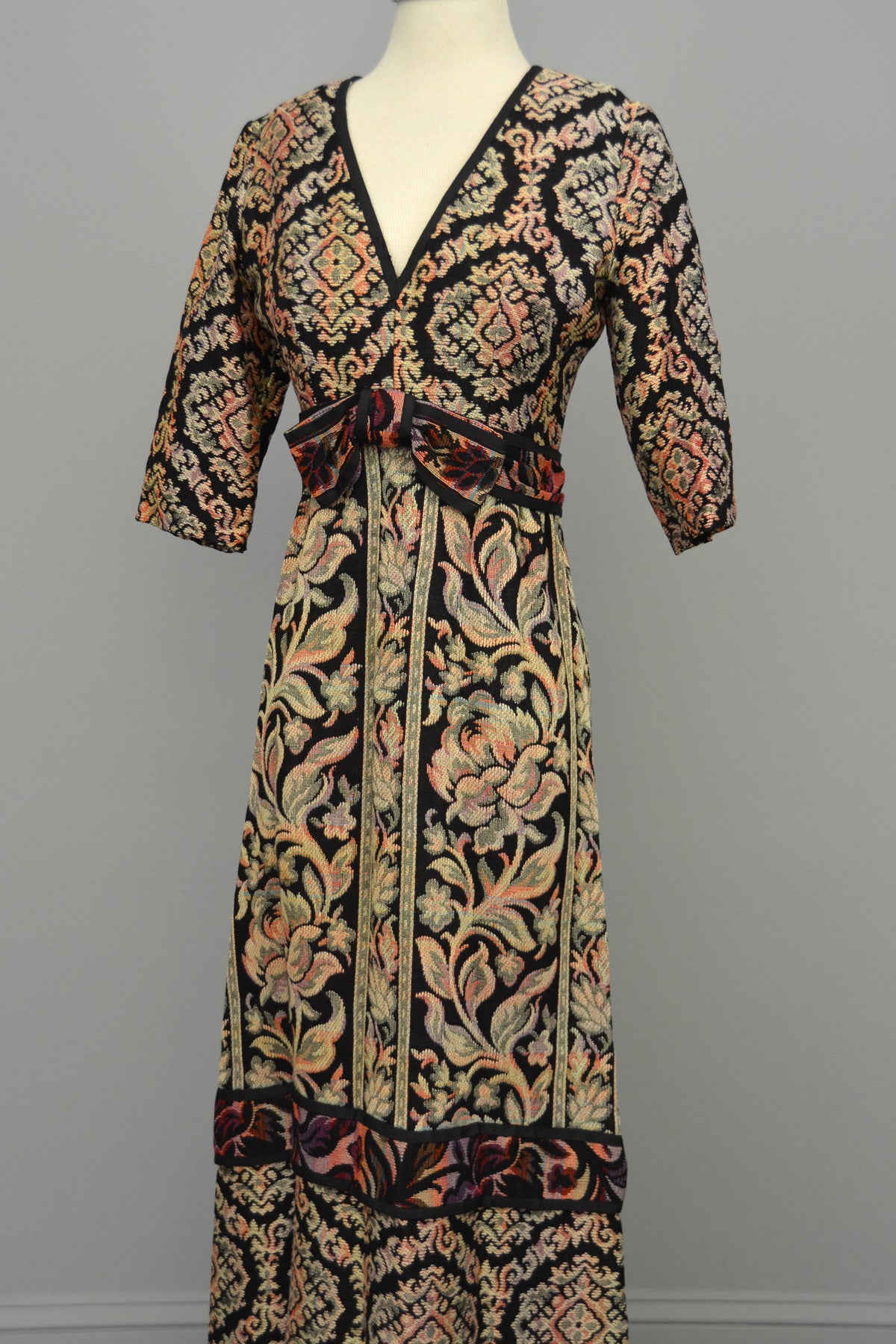 1970s Floral Tapestry Boho Festival Maxi Dress | VintageVirtuosa 1970s Floral Tapestry Boho Festival Maxi Dress | VintageVirtuosa