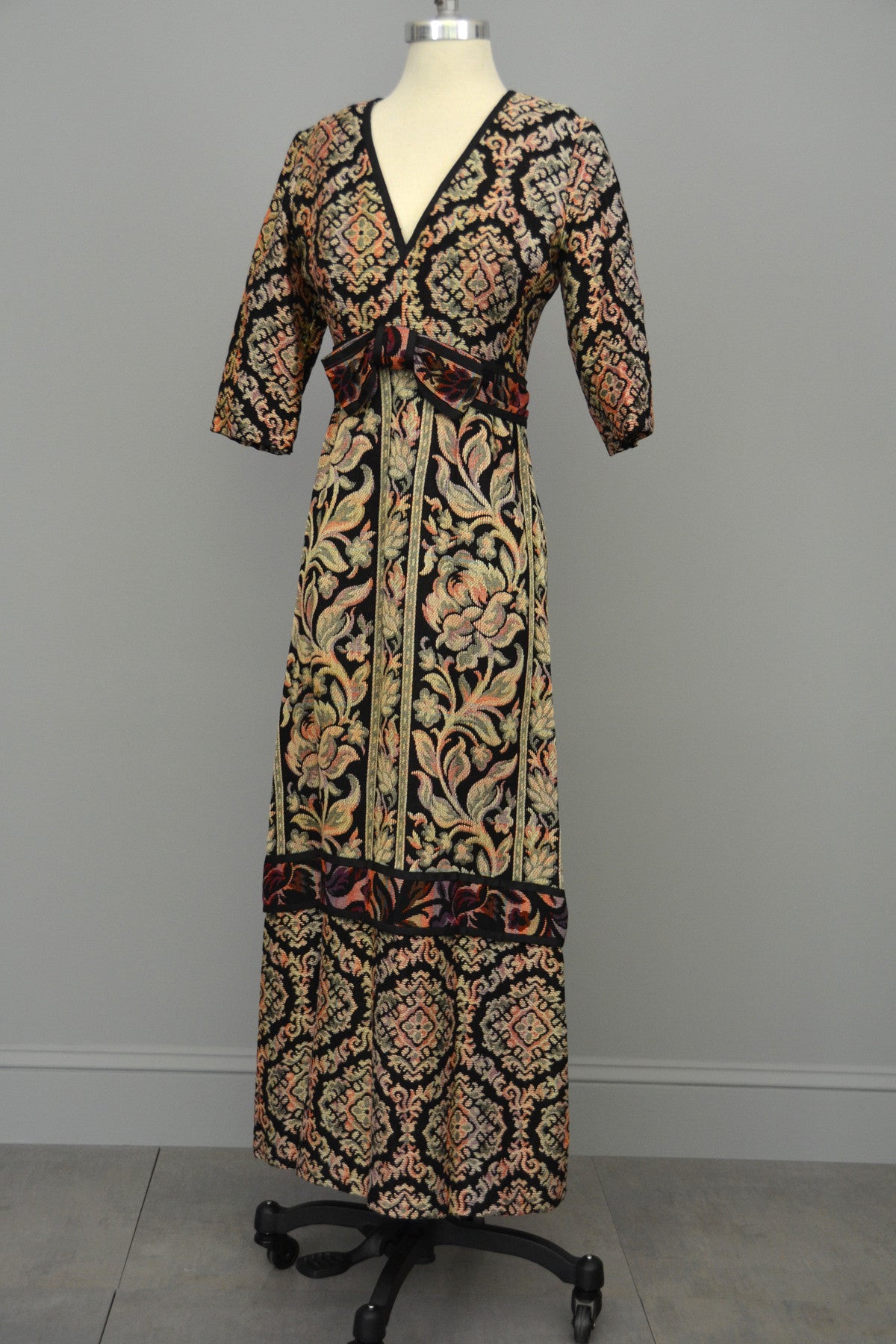 1970s Floral Tapestry Boho Festival Maxi Dress | VintageVirtuosa 1970s Floral Tapestry Boho Festival Maxi Dress | VintageVirtuosa