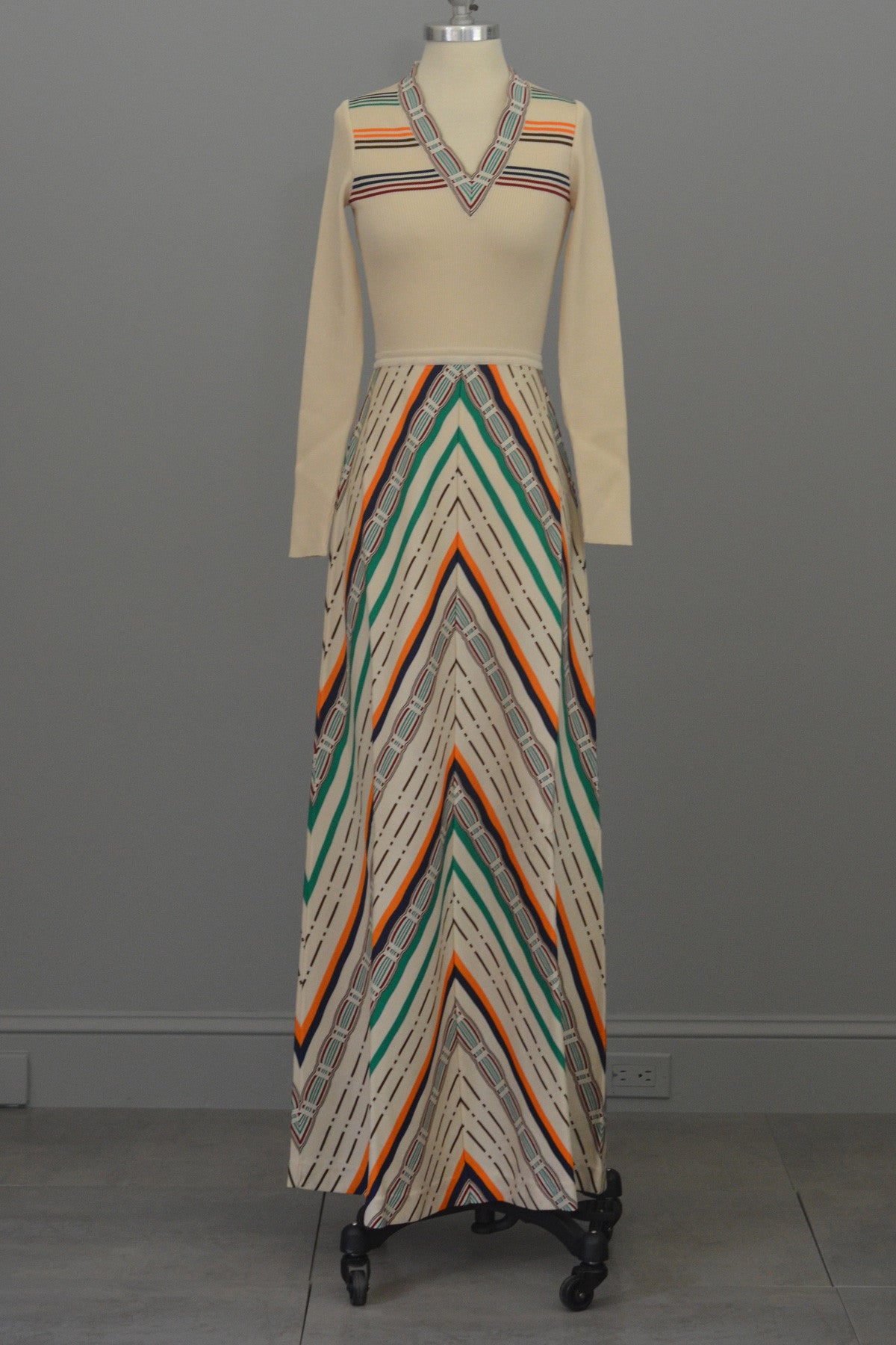 MOD Vintage 1970s Cream Chevron Stripes A-Line Maxi Knit Dress by Cris | VintageVirtuosa MOD Vintage 1970s Cream Chevron Stripes A-Line Maxi Knit Dress by Cris | VintageVirtuosa