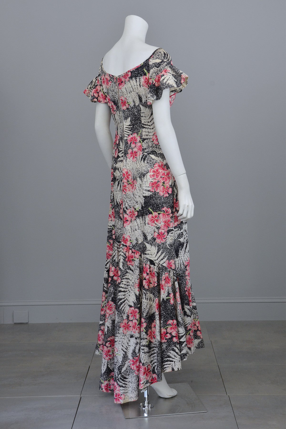 1970s Vintage Hawaiian Novelty Floral Print Maxi Mermaid Dress | VintageVirtuosa 1970s Vintage Hawaiian Novelty Floral Print Maxi Mermaid Dress | VintageVirtuosa