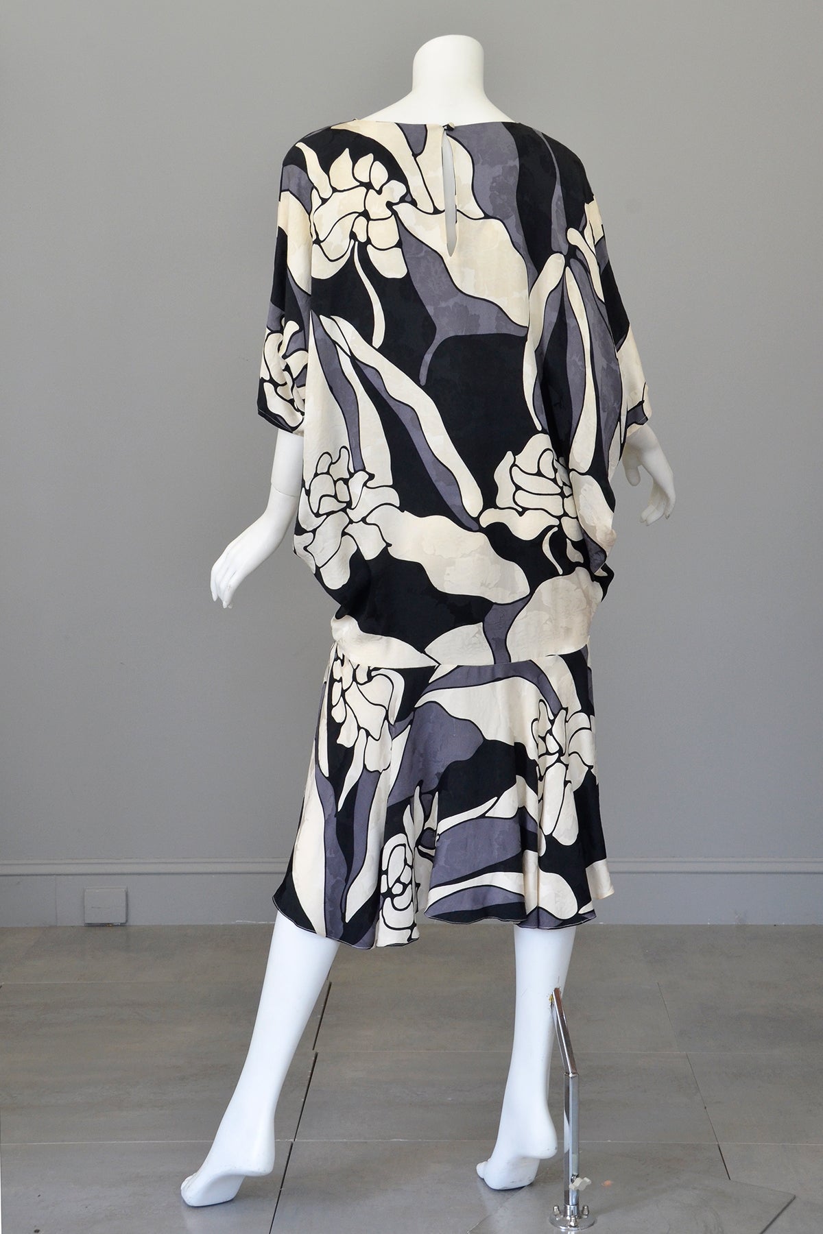 1980s 90s Black White Op Art Drop Waist Flapper Style Moira Rose Avant Garde Dress