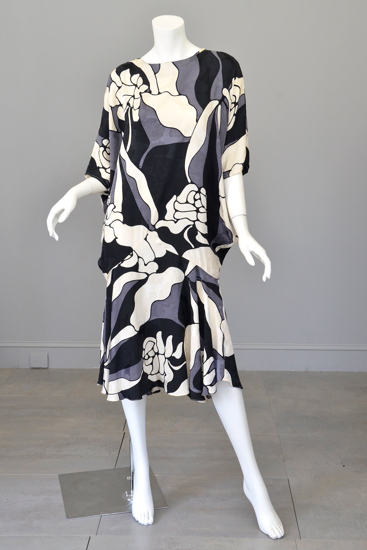 1980s 90s Black White Op Art Drop Waist Flapper Style Moira Rose Avant | VintageVirtuosa 1980s 90s Black White Op Art Drop Waist Flapper Style Moira Rose Avant | VintageVirtuosa