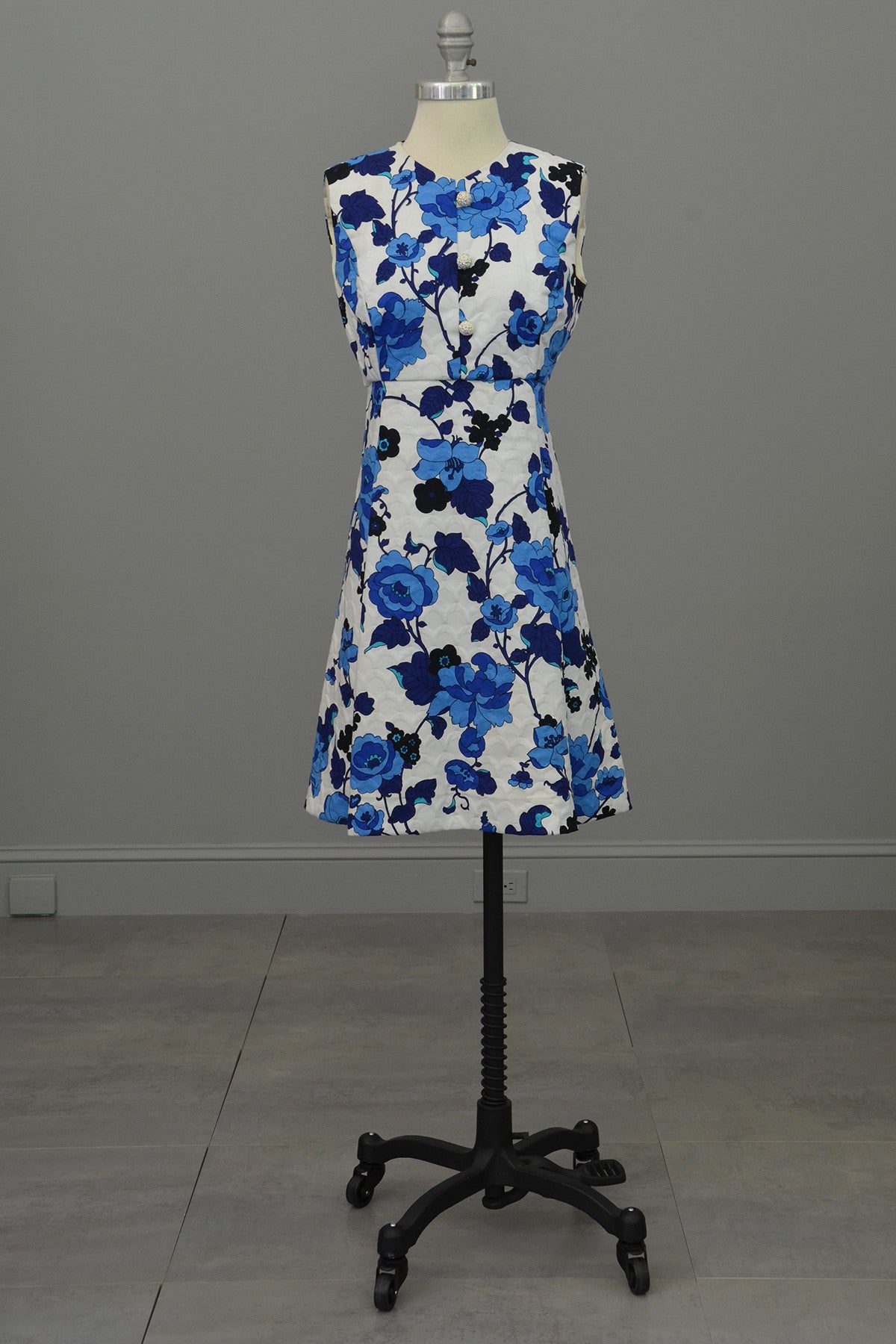 Vintage 1960s Blue on White Floral Novelty Print Mini Babydoll Dress, | VintageVirtuosa Vintage 1960s Blue on White Floral Novelty Print Mini Babydoll Dress, | VintageVirtuosa