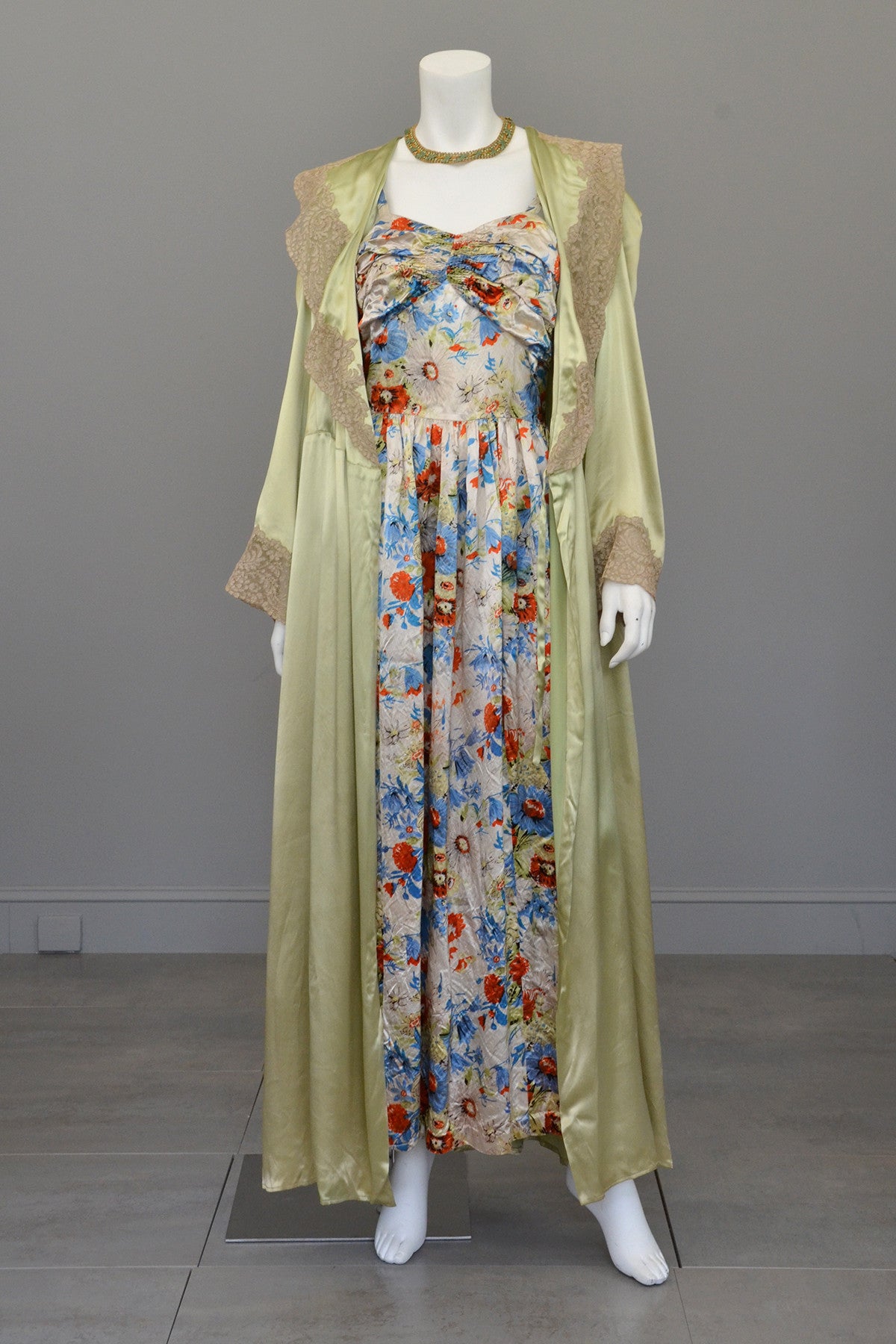 Vintage Avocado Green Satin and Lace Robe | VintageVirtuosa Vintage Avocado Green Satin and Lace Robe | VintageVirtuosa