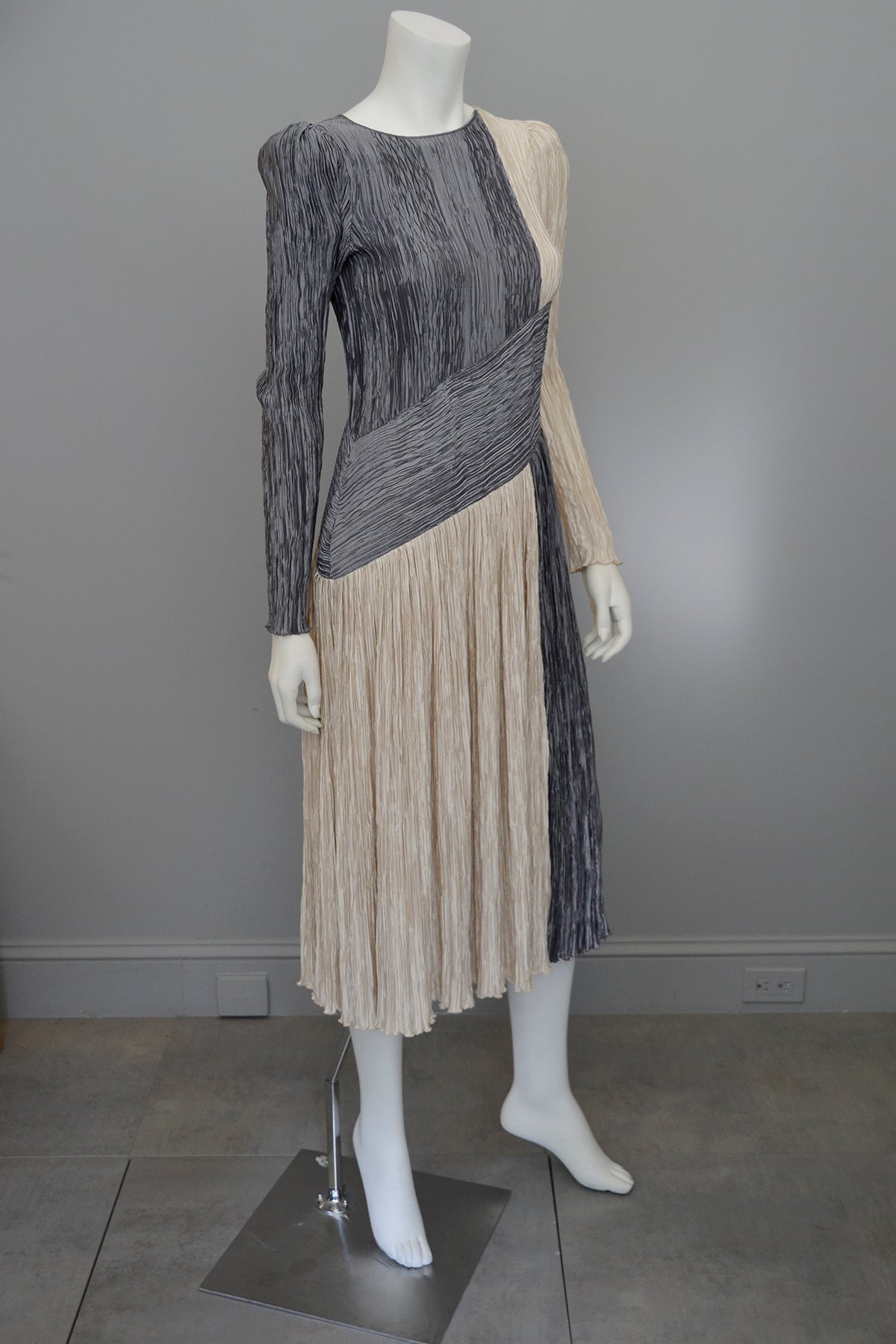Mary McFadden Silver Pearl Mod Fortuny Pleats Dress