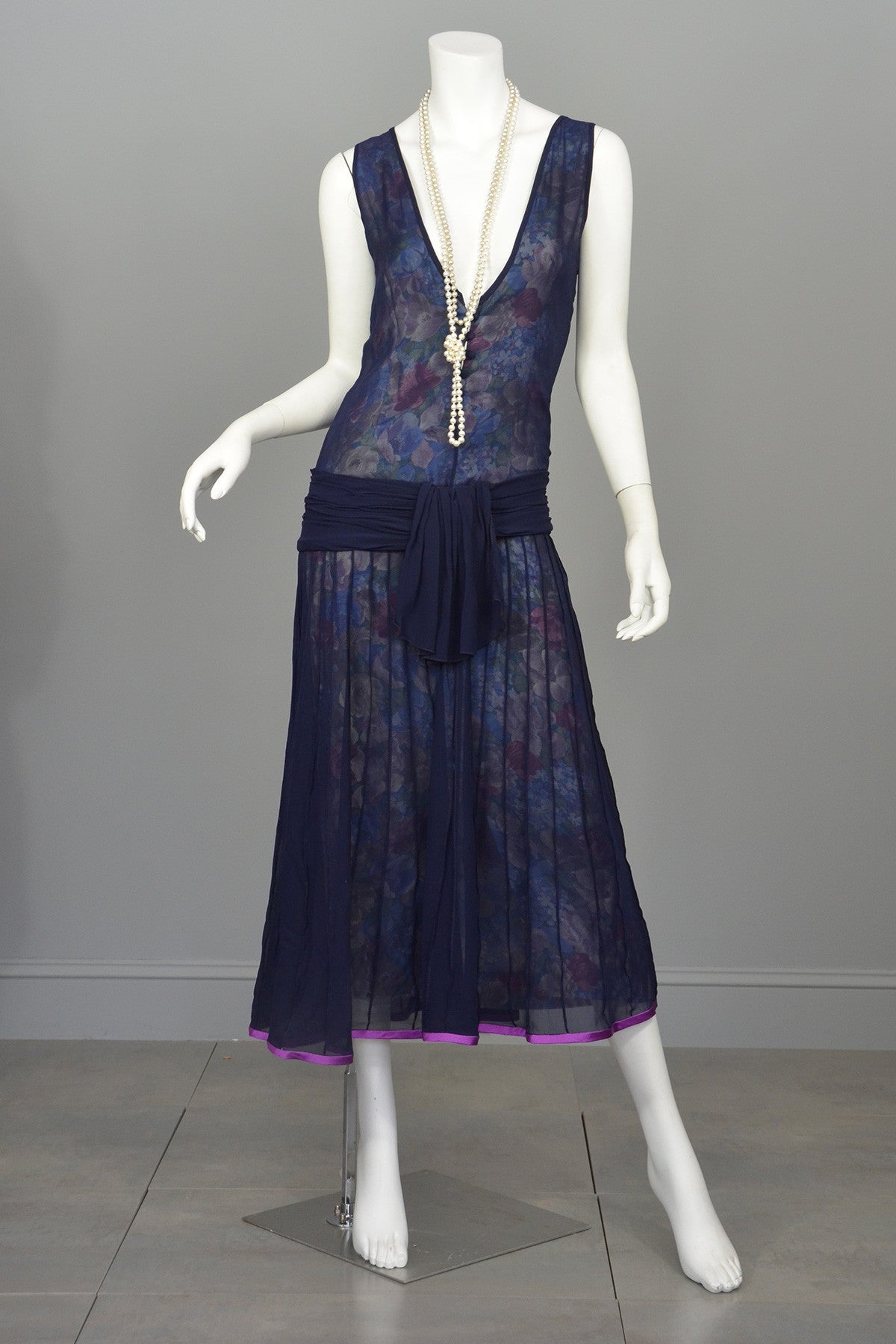 Vintage Plunge Neckline Drop-Waist Pleated Navy Blue Floral Flapper Dr Vintage Plunge Neckline Drop-Waist Pleated Navy Blue Floral Flapper Dr