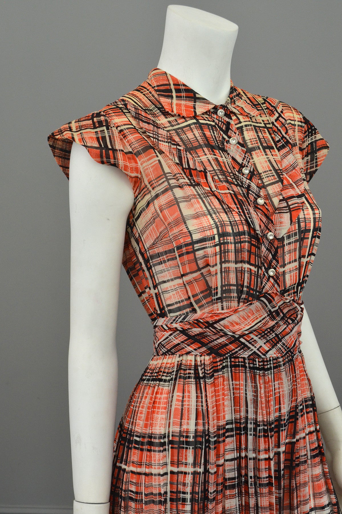1930s Red Black Plaid Vintage Day Dress | VintageVirtuosa 1930s Red Black Plaid Vintage Day Dress | VintageVirtuosa