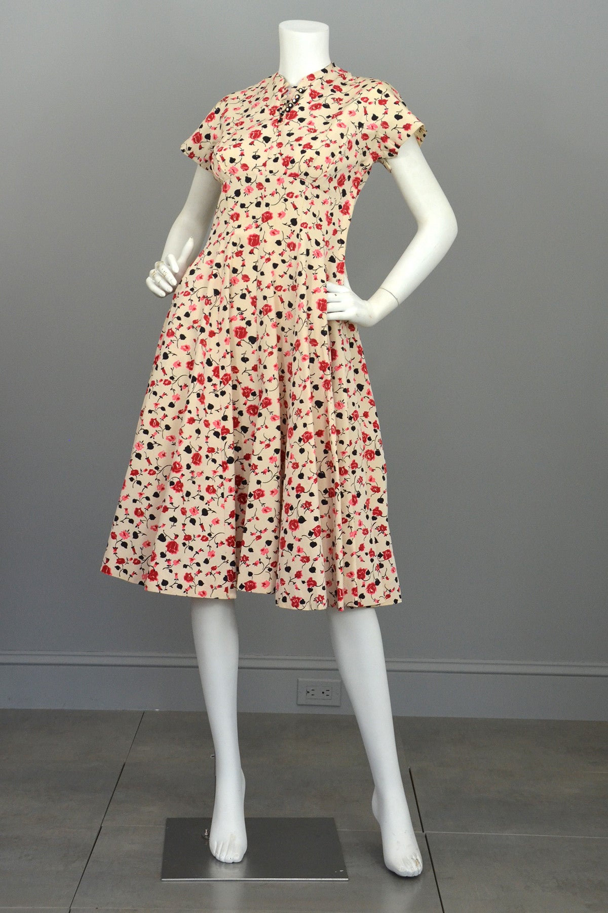 1950s Pink Red Rose Print Fit and Flare Vintage Party Dress | VintageVirtuosa 1950s Pink Red Rose Print Fit and Flare Vintage Party Dress | VintageVirtuosa