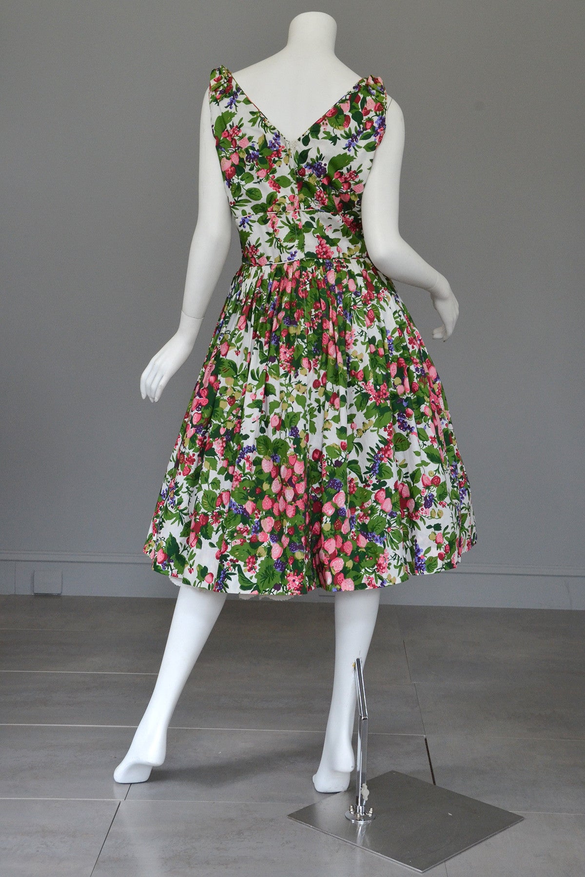 Vintage 50s 60s Strawberry Novelty Print Fit and Flare Dress | VintageVirtuosa Vintage 50s 60s Strawberry Novelty Print Fit and Flare Dress | VintageVirtuosa