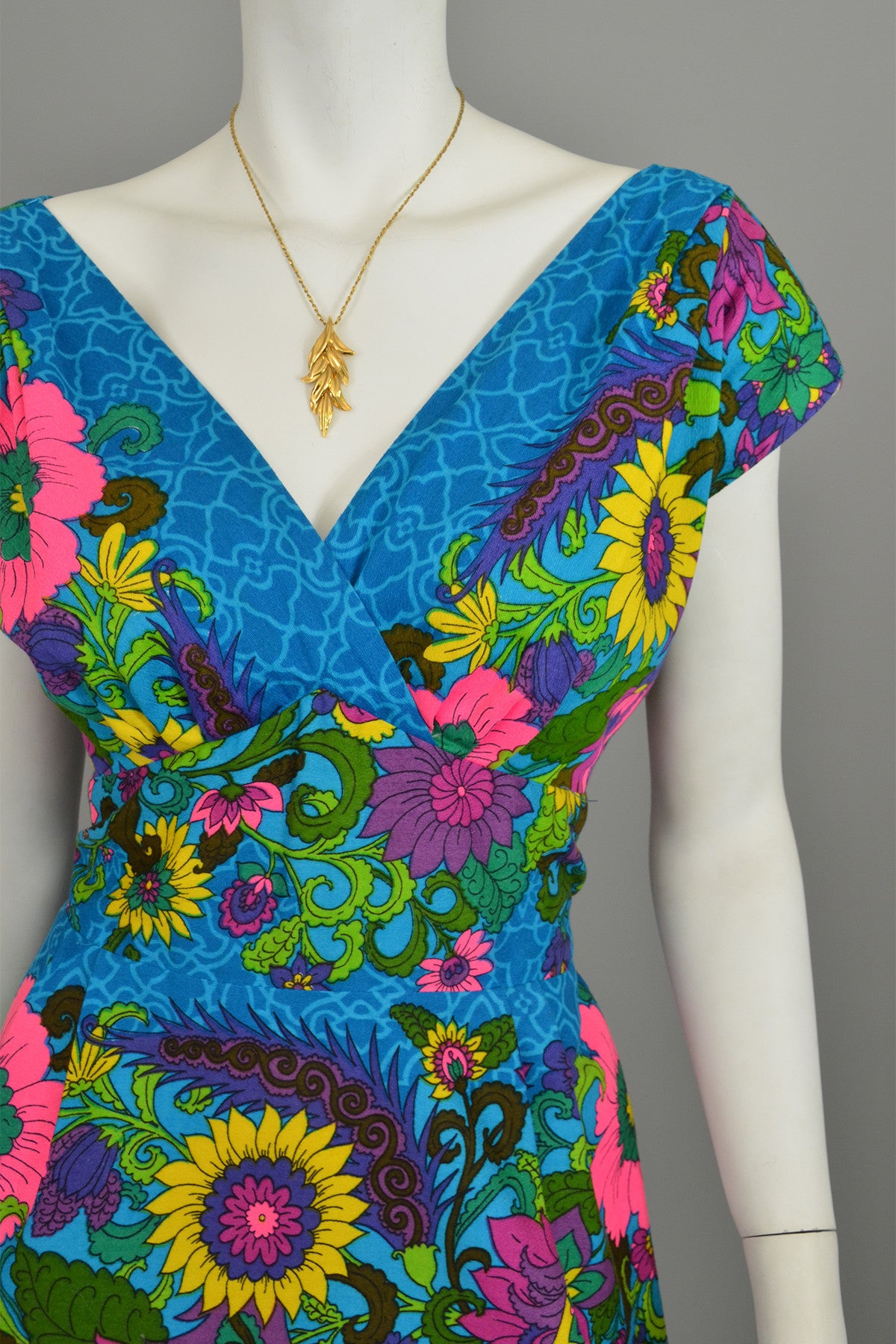 1970s Sunflowers in a Garden Dress Size M/L, Plunging neckline Bust 38", Waist 30"