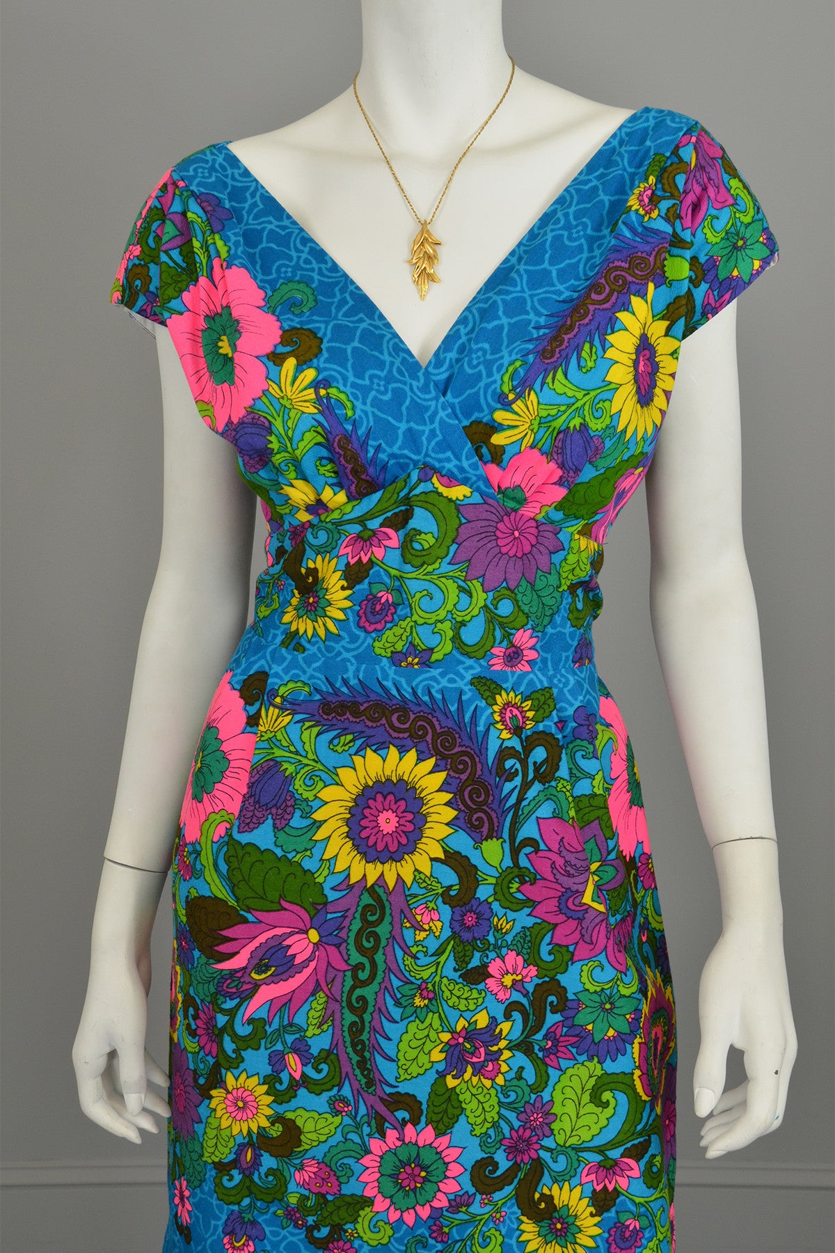 1970s Sunflowers in a Garden Dress Size M/L, Plunging neckline Bust 38", Waist 30"