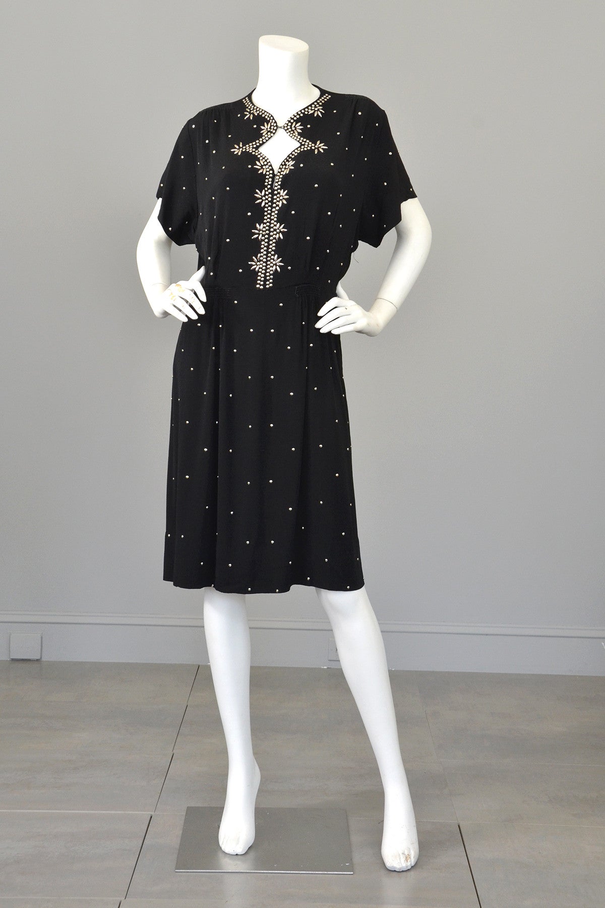 1930s 40s Studded Black Crepe Keyhole Neckline Vintage Dress, Size L | VintageVirtuosa 1930s 40s Studded Black Crepe Keyhole Neckline Vintage Dress, Size L | VintageVirtuosa
